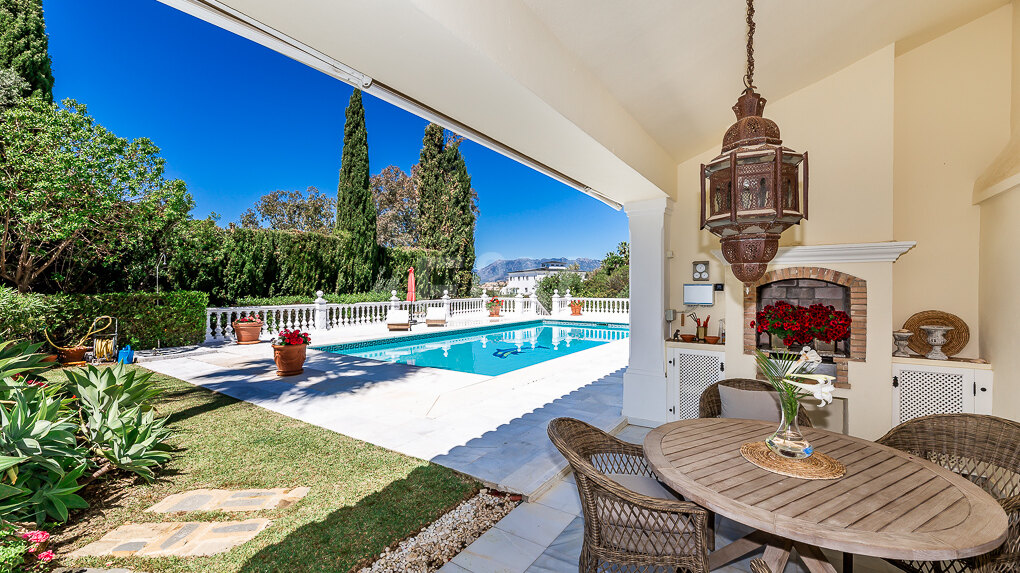 Hacienda Las Chapas: Großzügige Villa mit großem Garten