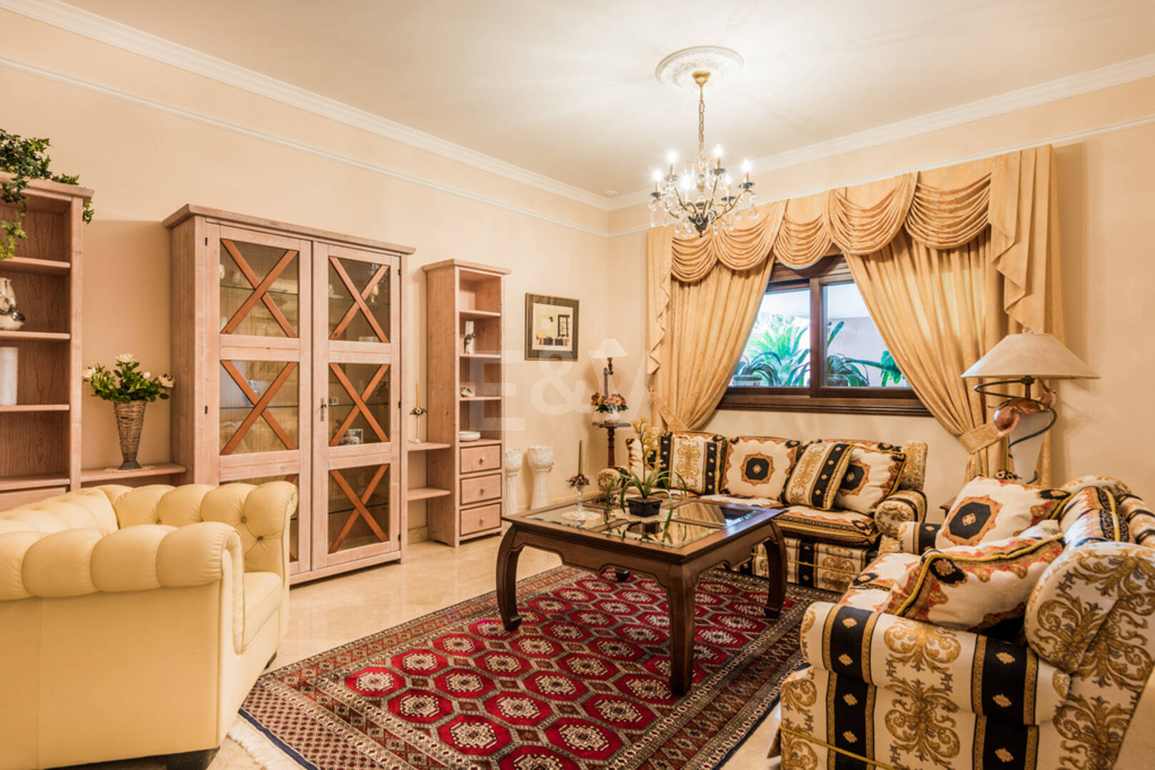 Chef-d'œuvre classique en Sierra Blanca avec vue magnifique sur la mer