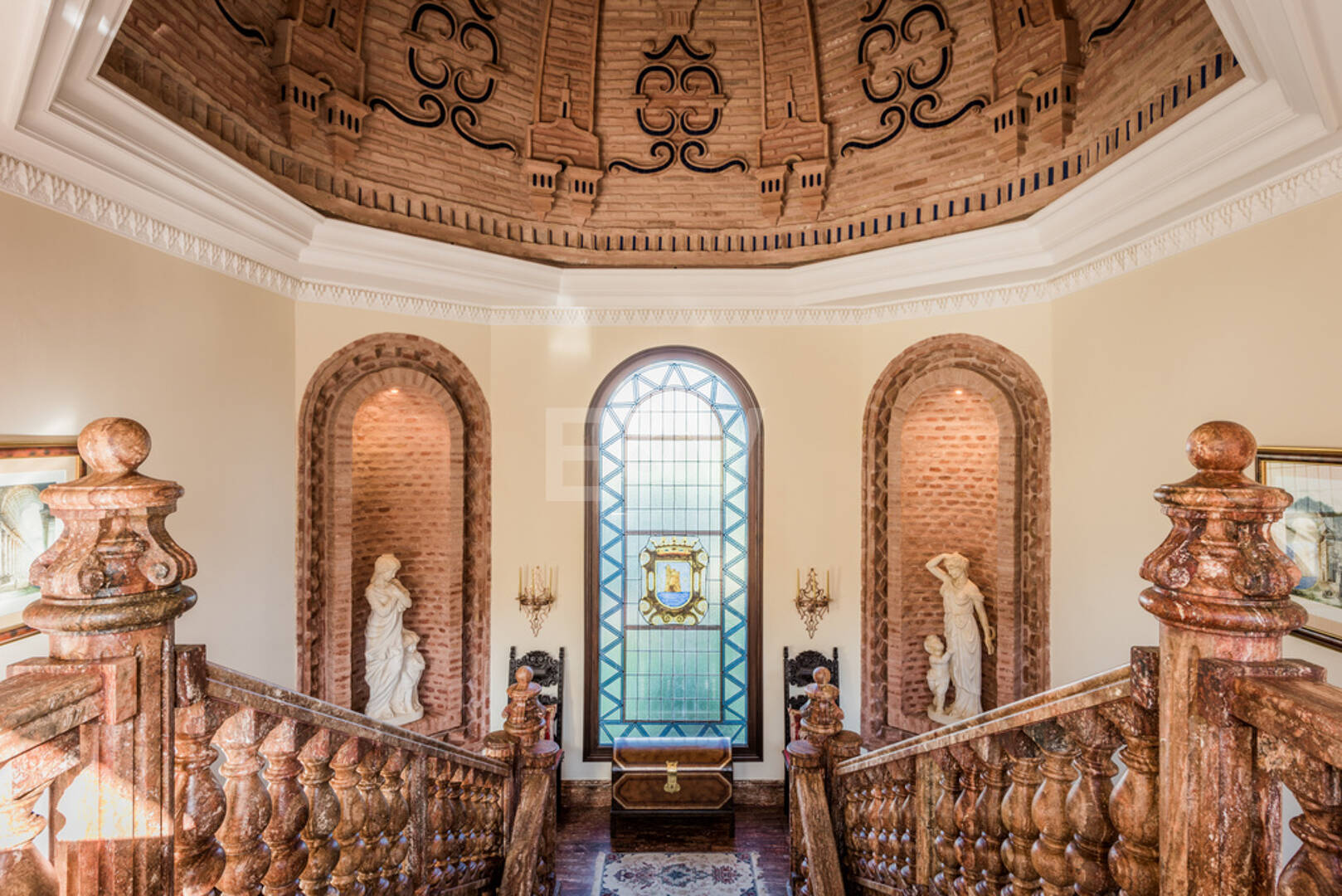 Chef-d'œuvre classique en Sierra Blanca avec vue magnifique sur la mer