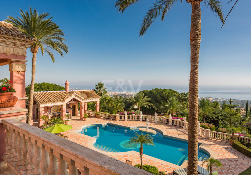 Chef-d'œuvre classique en Sierra Blanca avec vue magnifique sur la mer
