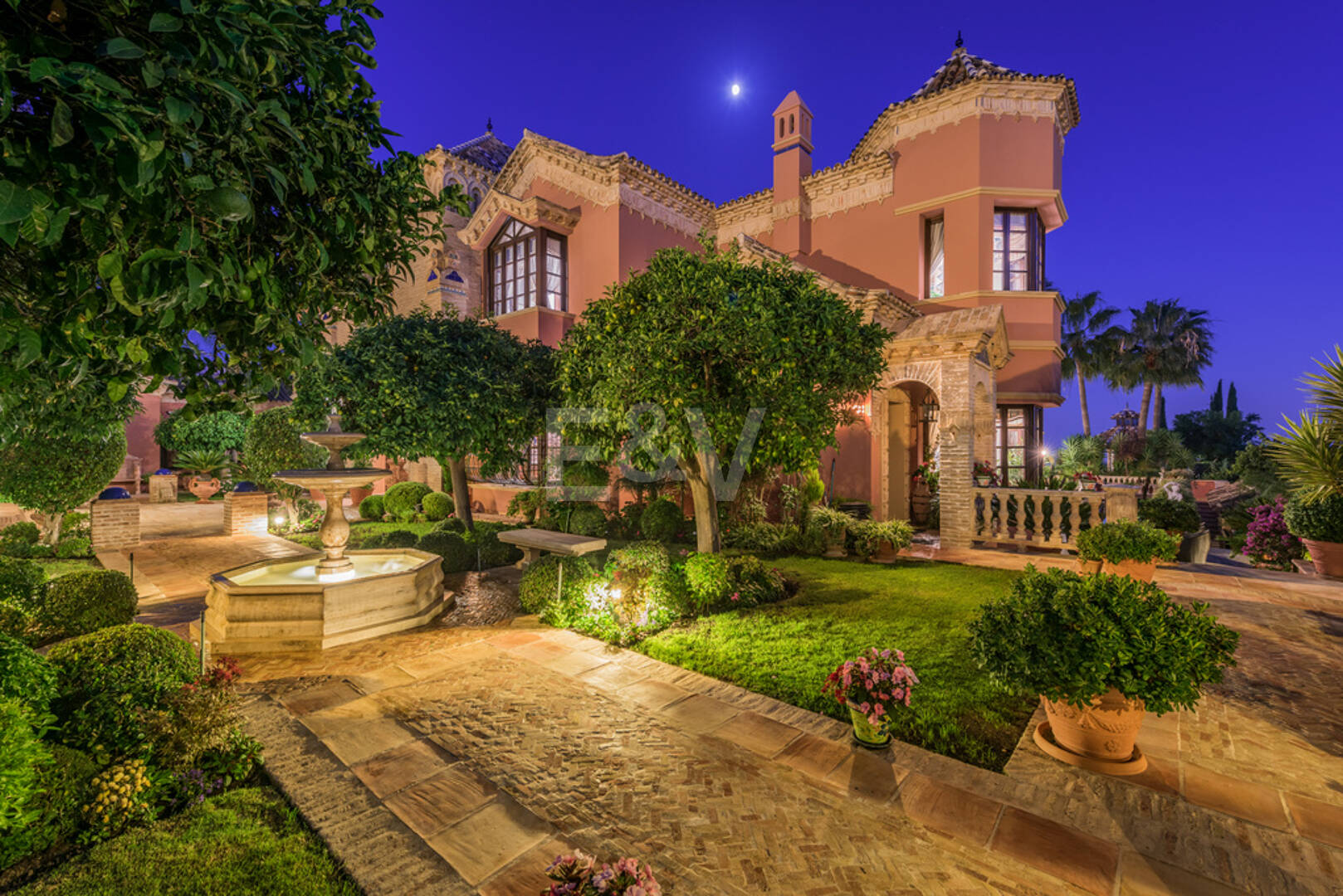 Chef-d'œuvre classique en Sierra Blanca avec vue magnifique sur la mer