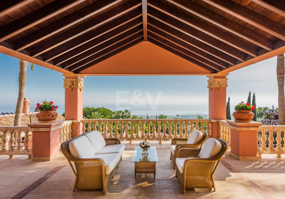 Chef-d'œuvre classique en Sierra Blanca avec vue magnifique sur la mer