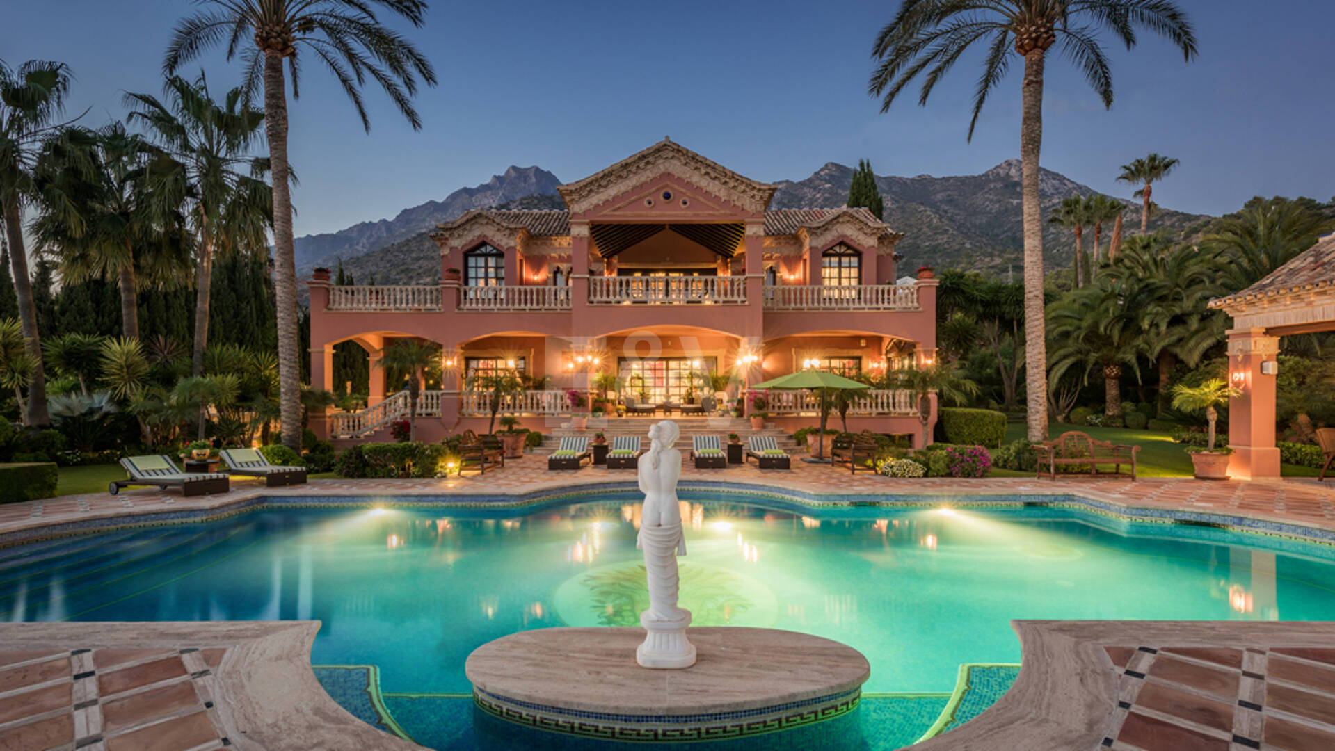 Chef-d'œuvre classique en Sierra Blanca avec vue magnifique sur la mer