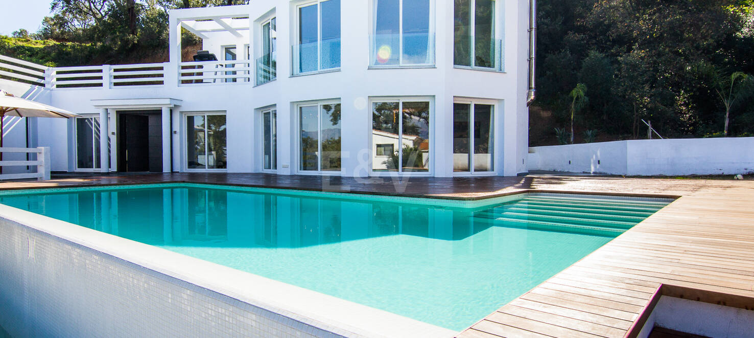 Family Villa in La Mairena with Nice Views