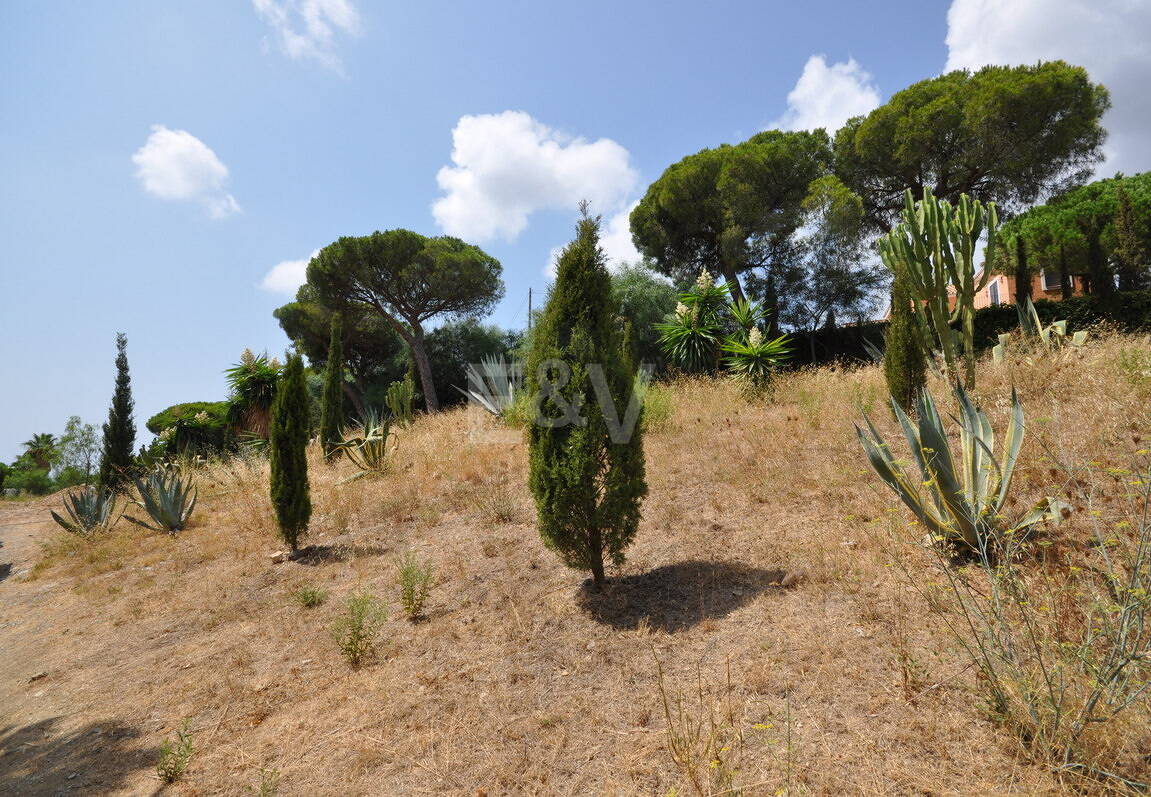 Plot in the Heart of Elviria with Sea Views