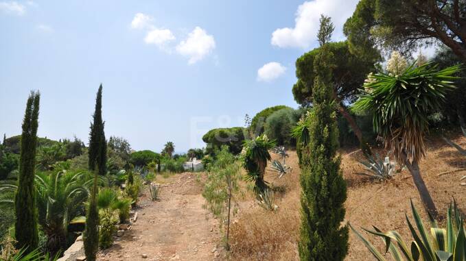 Plot in the Heart of Elviria with Sea Views