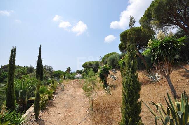 Plot in the Heart of Elviria with Sea Views
