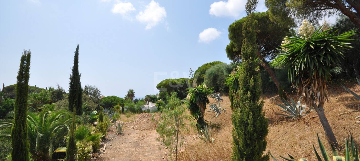 Plot in the Heart of Elviria with Sea Views
