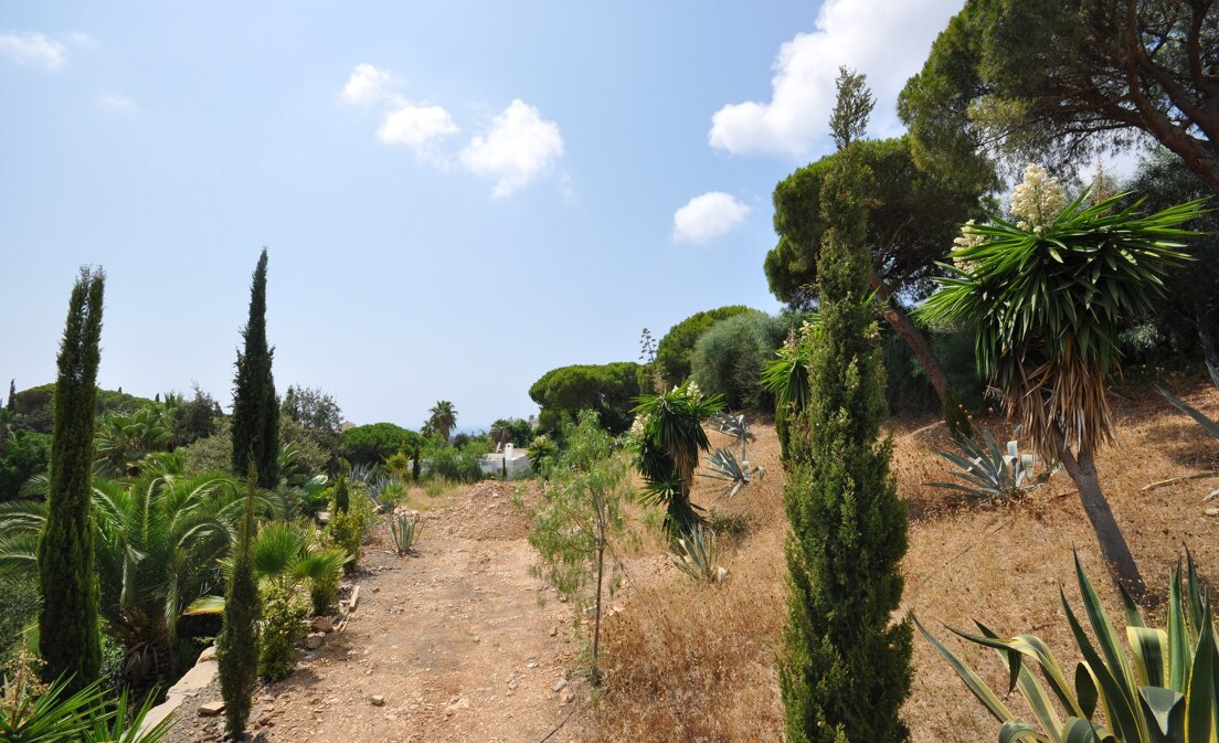 Plot in the Heart of Elviria with Sea Views