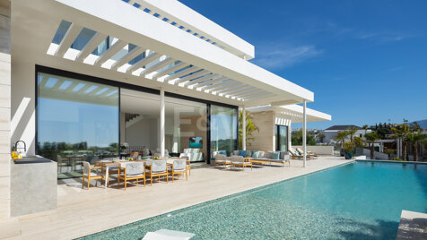 Impressive contemporary villa with sea views