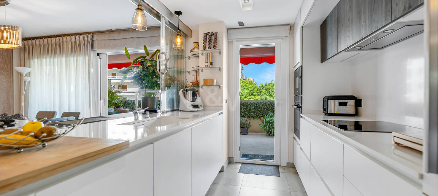 Beachside Spacious Apartment with Privileged Central Location