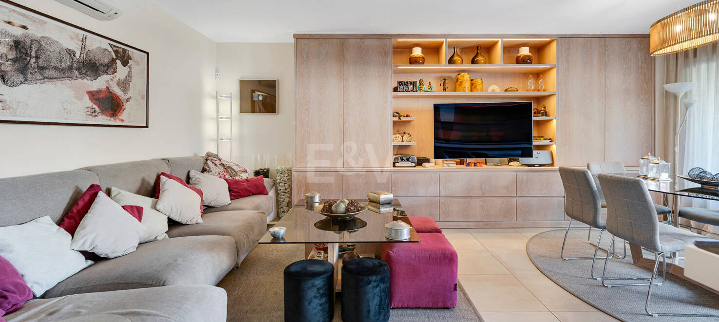 Beachside Spacious Apartment with Privileged Central Location