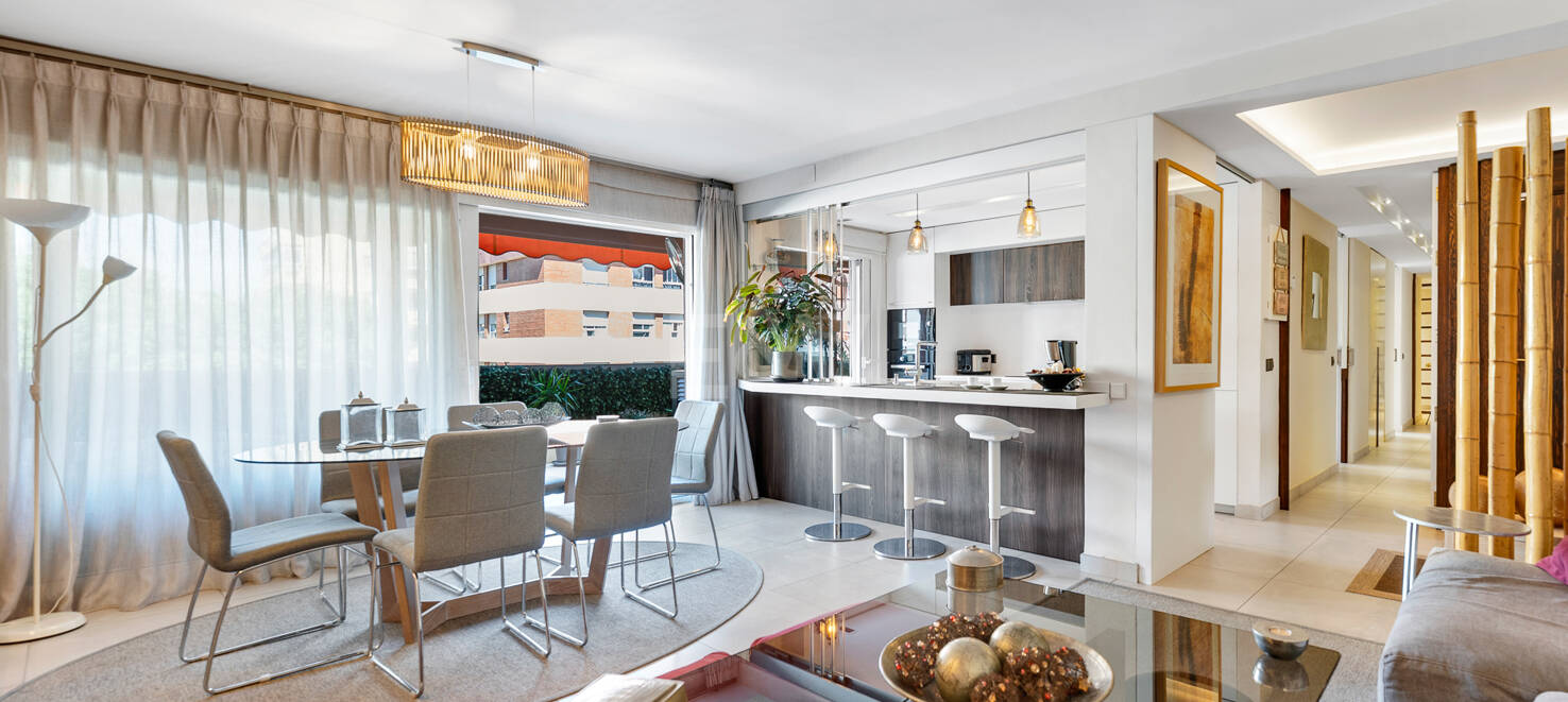 Beachside Spacious Apartment with Privileged Central Location