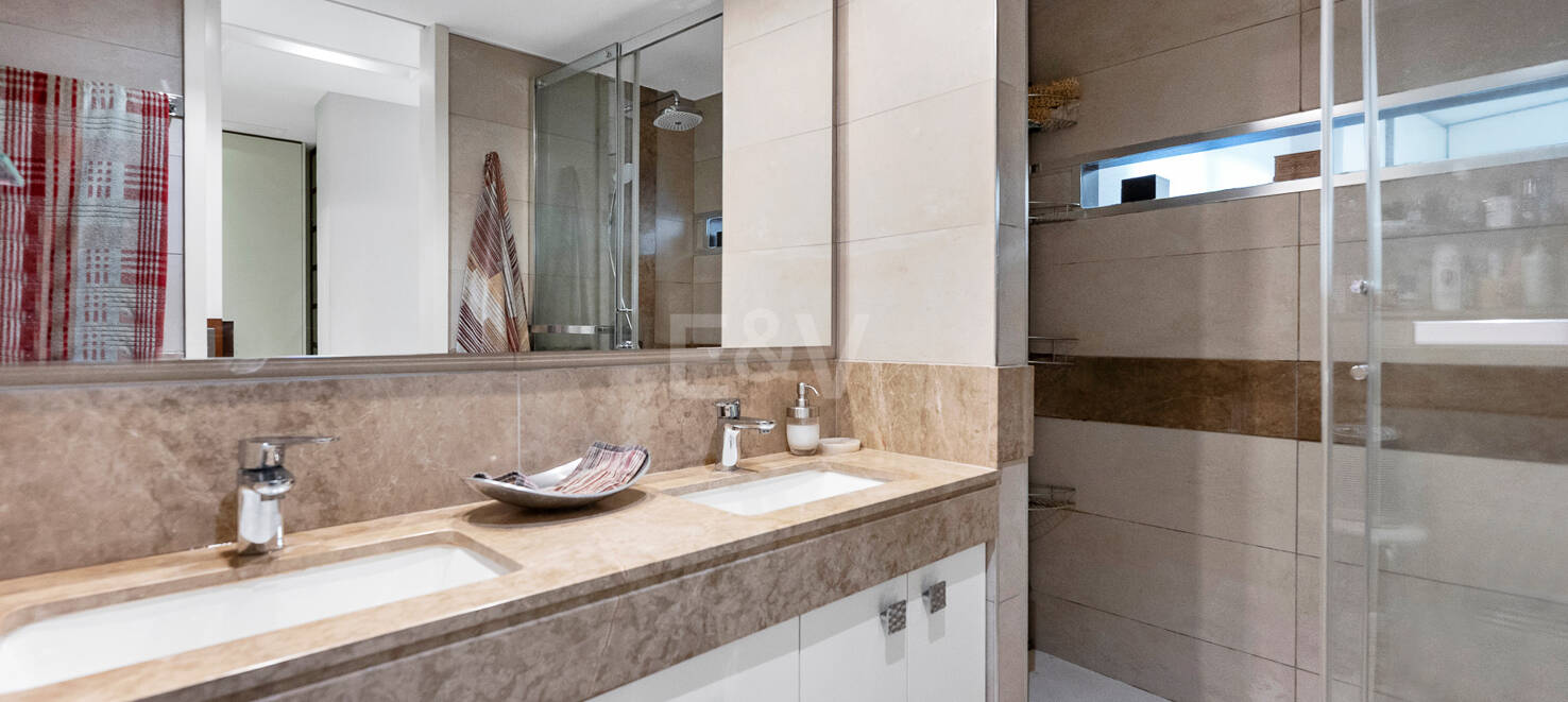 Beachside Spacious Apartment with Privileged Central Location