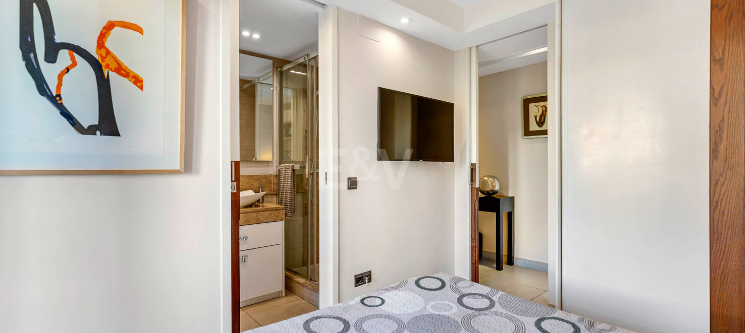 Beachside Spacious Apartment with Privileged Central Location