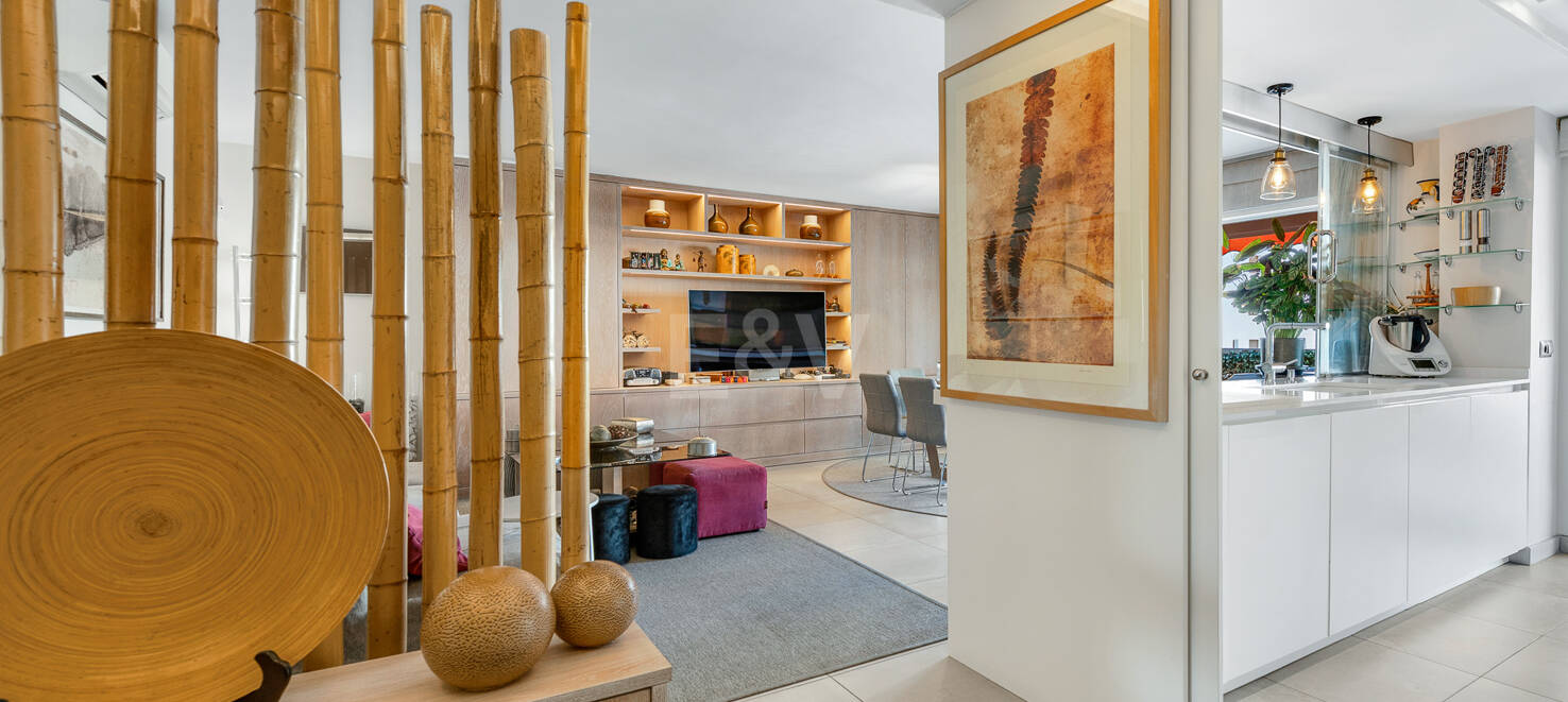 Beachside Spacious Apartment with Privileged Central Location