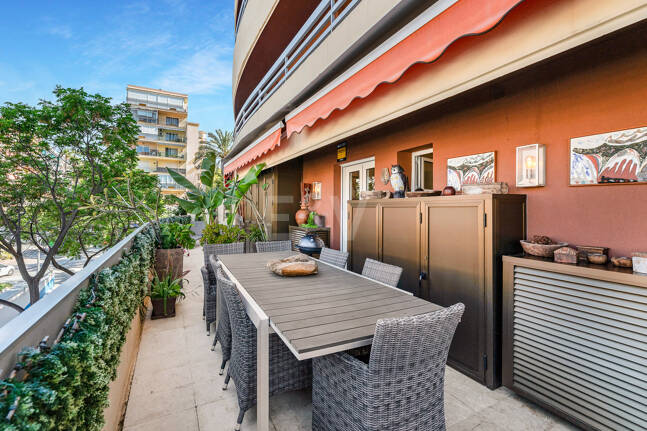 Beachside Przestronny Apartament z Uprzywilejowanym Central Lokalizacja