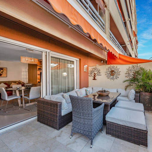 Beachside Spacious Apartment with Privileged Central Location