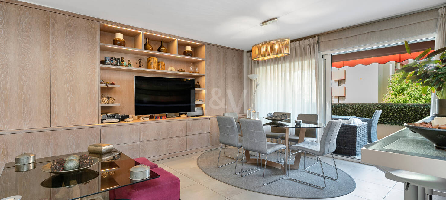 Beachside Spacious Apartment with Privileged Central Location