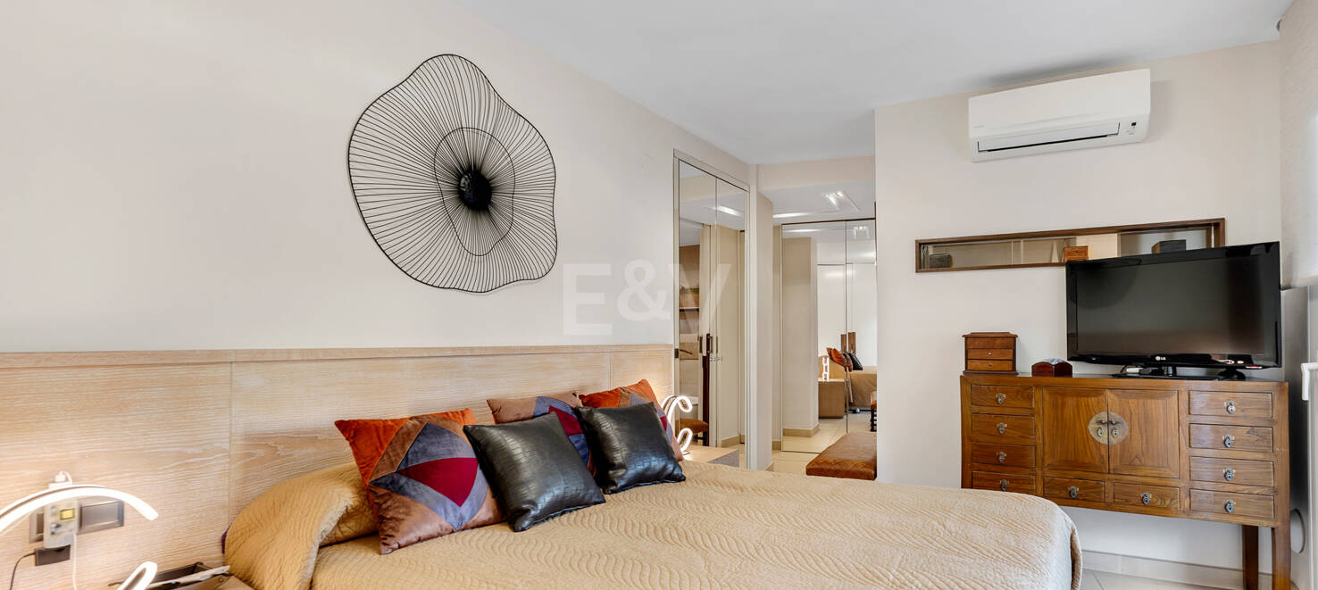 Beachside Spacious Apartment with Privileged Central Location