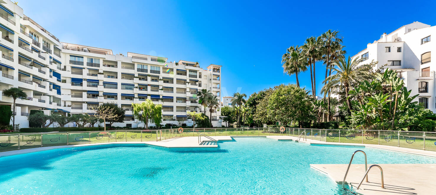 Centric lägenhet i stort komplex i Puerto Banús
