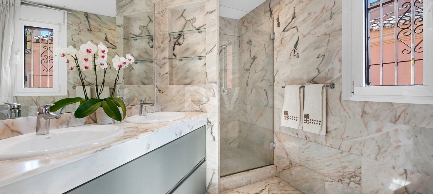 Elegant Semi-Detached Villa i Jardines de las Lomas - Golden Mile Living med panoramautsikt