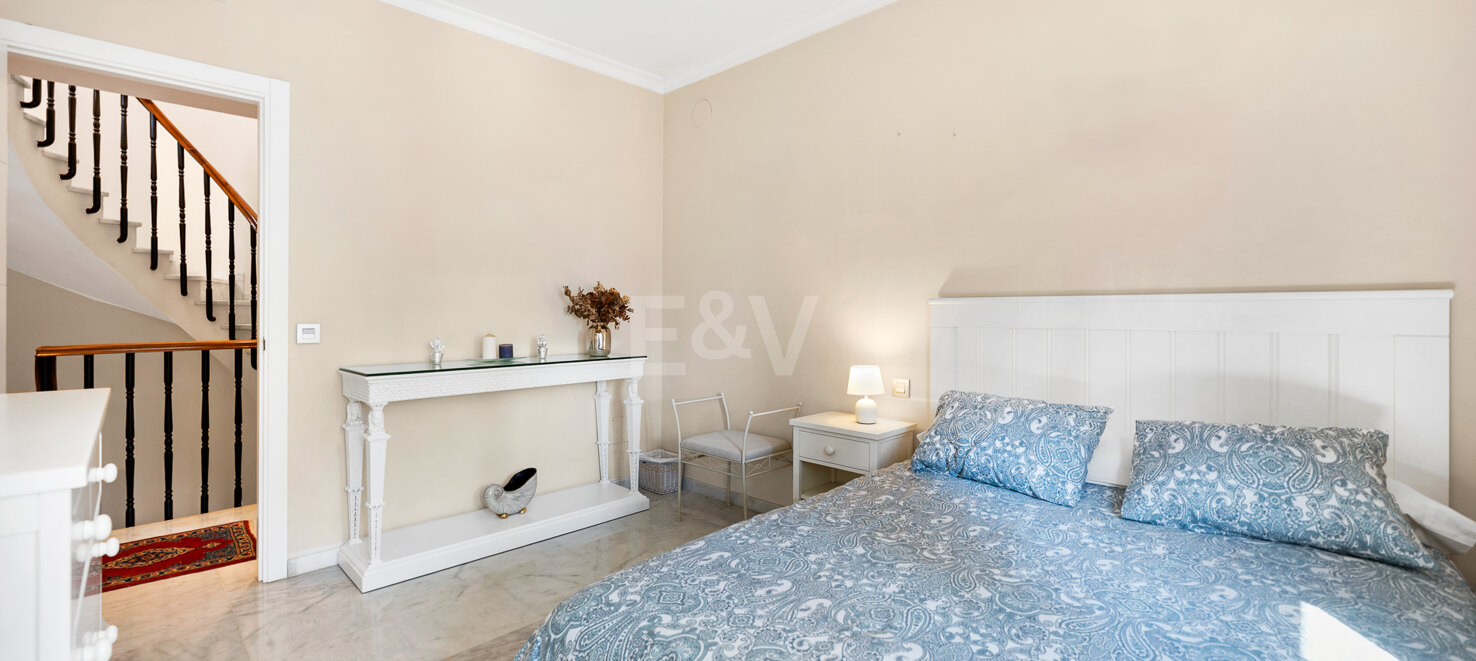Elegant Semi-Detached Villa i Jardines de las Lomas - Golden Mile Living med panoramautsikt