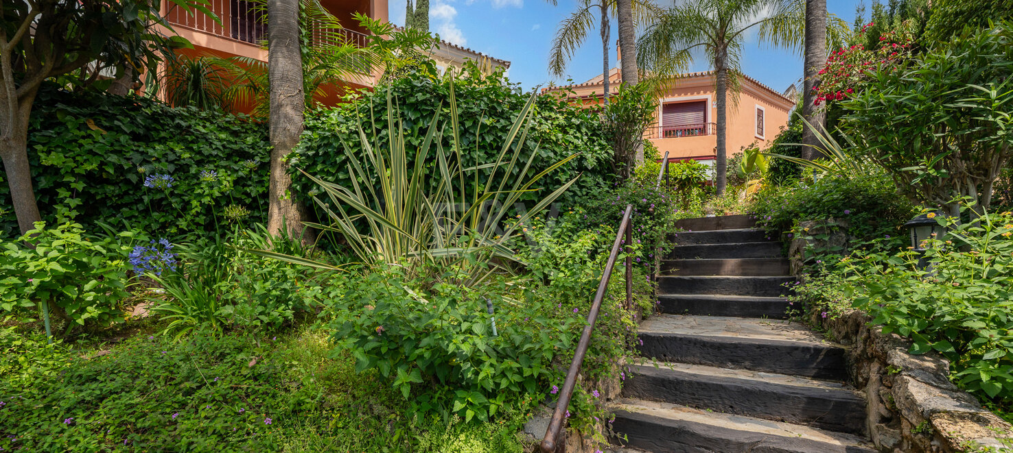 Elegant Semi-Detached Villa i Jardines de las Lomas - Golden Mile Living med panoramautsikt