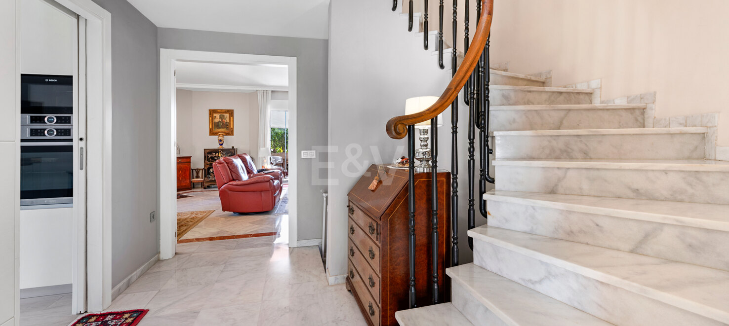 Elegant Semi-Detached Villa i Jardines de las Lomas - Golden Mile Living med panoramautsikt