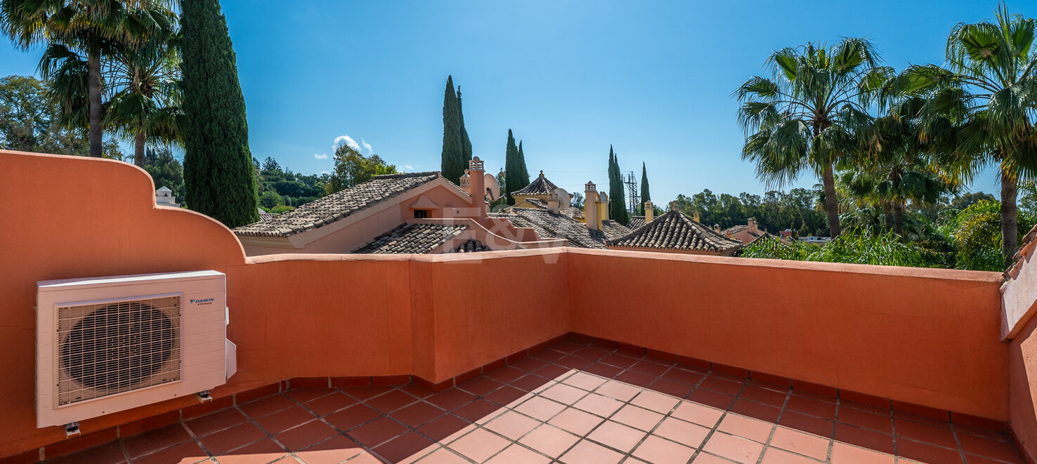 Elegant Semi-Detached Villa i Jardines de las Lomas - Golden Mile Living med panoramautsikt