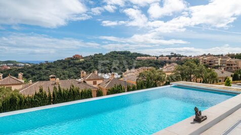Moderne Öko-Villa mit Panoramablick auf Meer und Berge