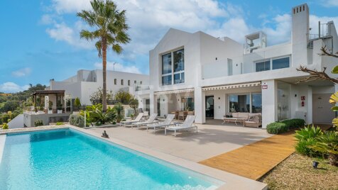 Moderne Öko-Villa mit Panoramablick auf Meer und Berge