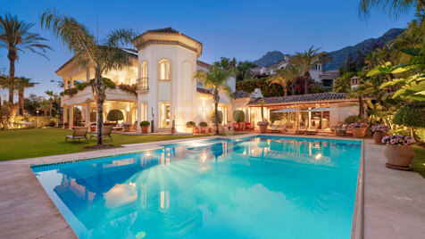 Elegante Villa Clásica con Vistas Panorámicas al Mar en Sierra Blanca