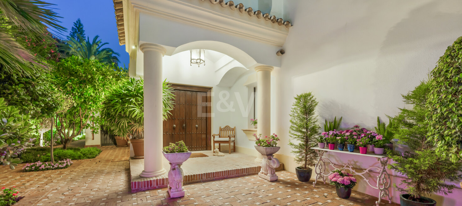 Elegant Classic Villa with Panoramic Sea Views in Sierra Blanca