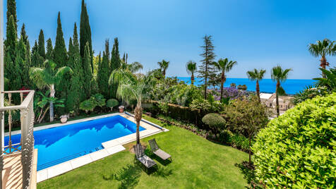 Elegante Villa Clásica con Vistas Panorámicas al Mar en Sierra Blanca