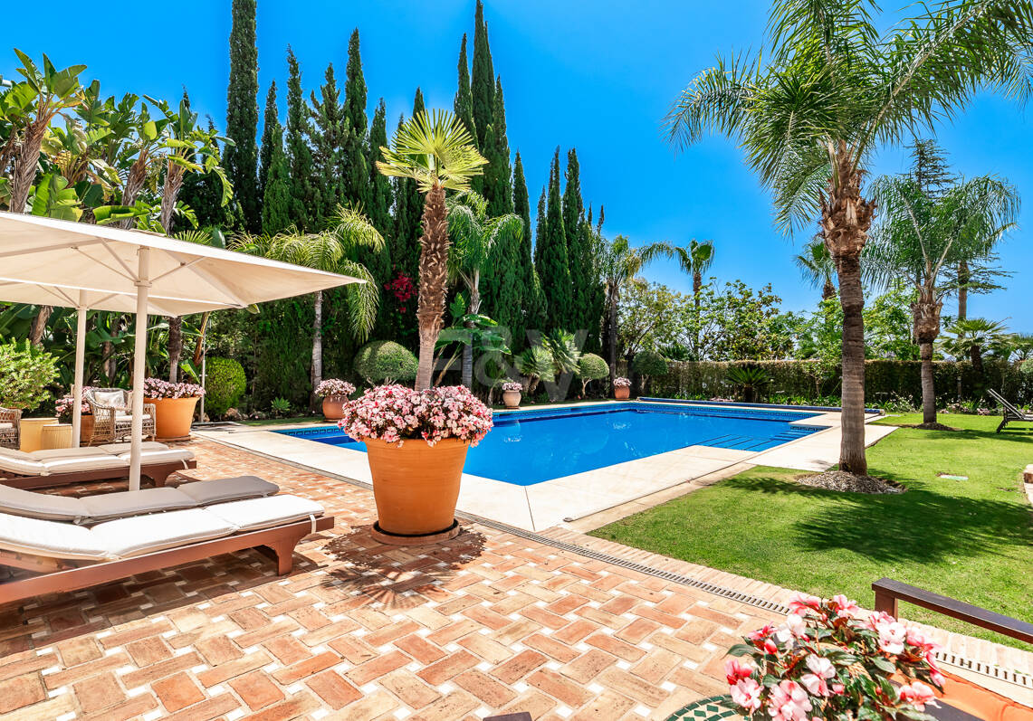 Élégante Villa classique avec vue panoramique sur la mer en Sierra Blanca