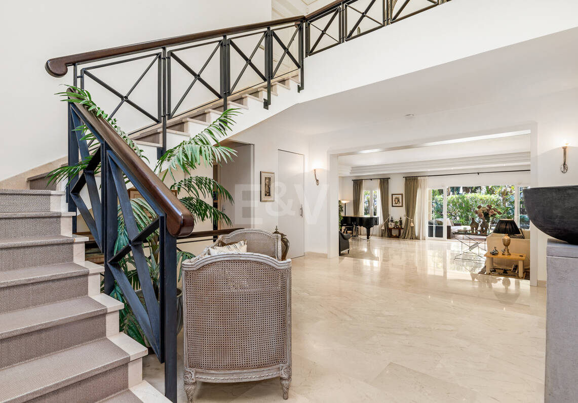 Élégante Villa classique avec vue panoramique sur la mer en Sierra Blanca