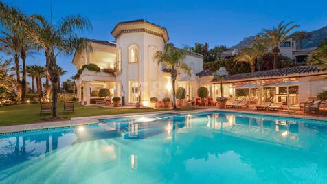 Elegant Classic Villa with Panoramic Sea Views in Sierra Blanca