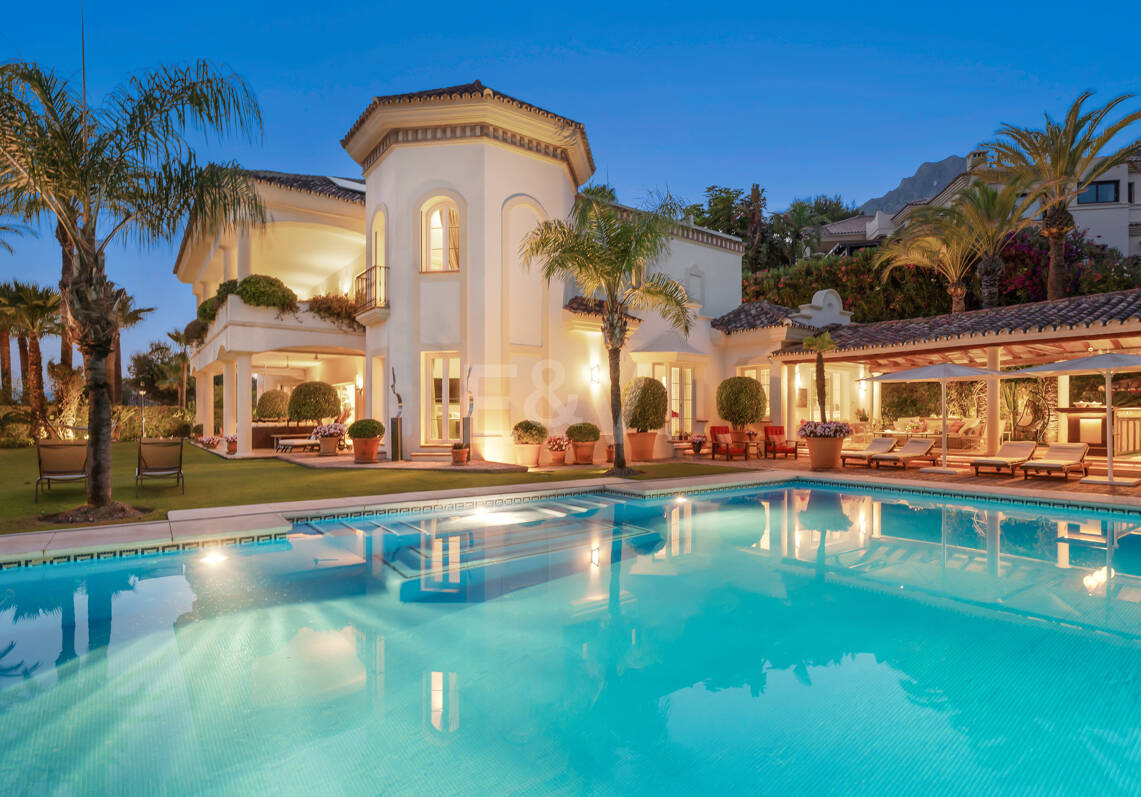 Élégante Villa classique avec vue panoramique sur la mer en Sierra Blanca