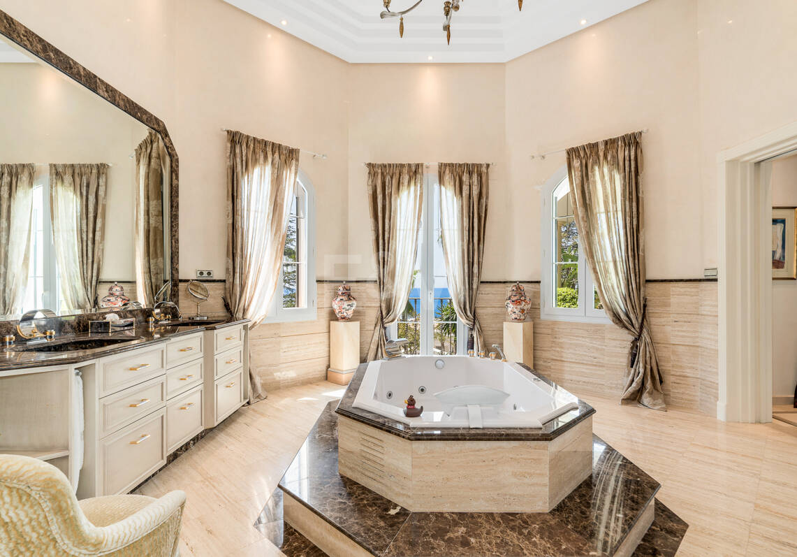 Élégante Villa classique avec vue panoramique sur la mer en Sierra Blanca