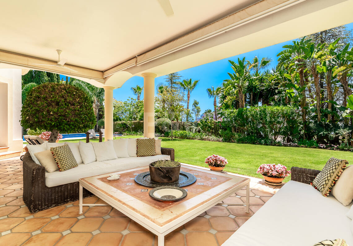 Élégante Villa classique avec vue panoramique sur la mer en Sierra Blanca