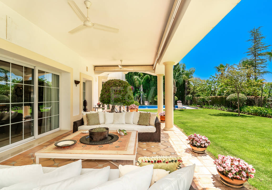 Élégante Villa classique avec vue panoramique sur la mer en Sierra Blanca