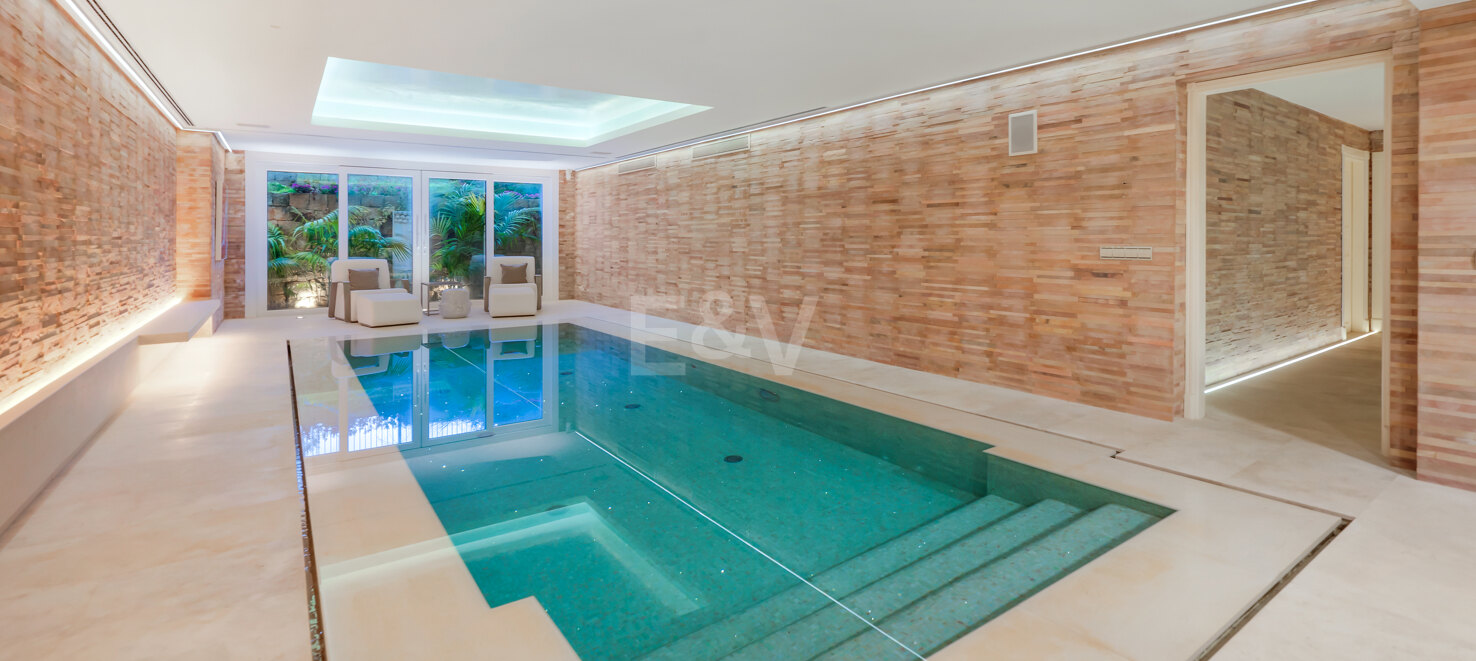 Elegant Classic Villa with Panoramic Sea Views in Sierra Blanca