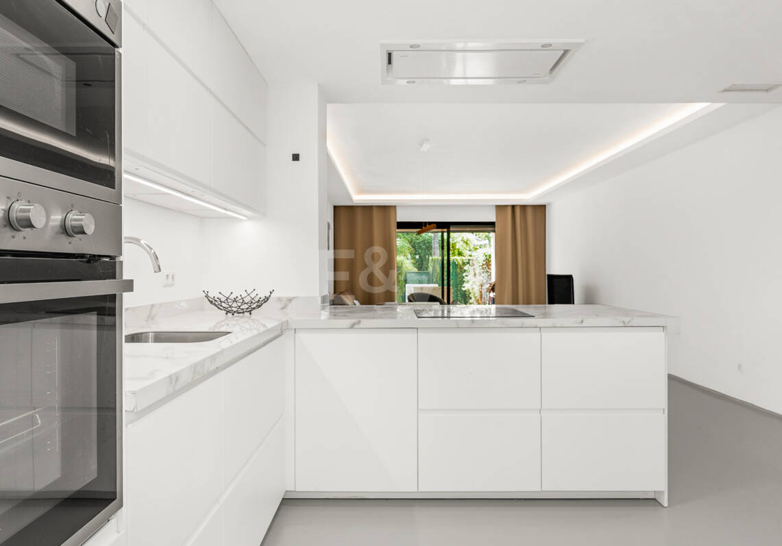 Uroczy ogród Apartament z bezpośrednim dostępem do basenu w Gated Wspólnoty