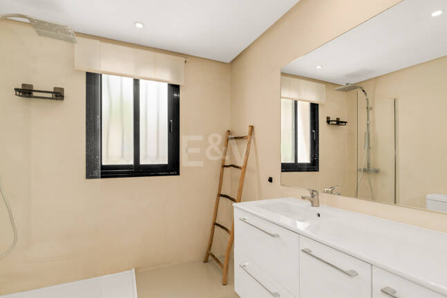 Charming Garden Apartment with Direct Pool Access in Gated Community