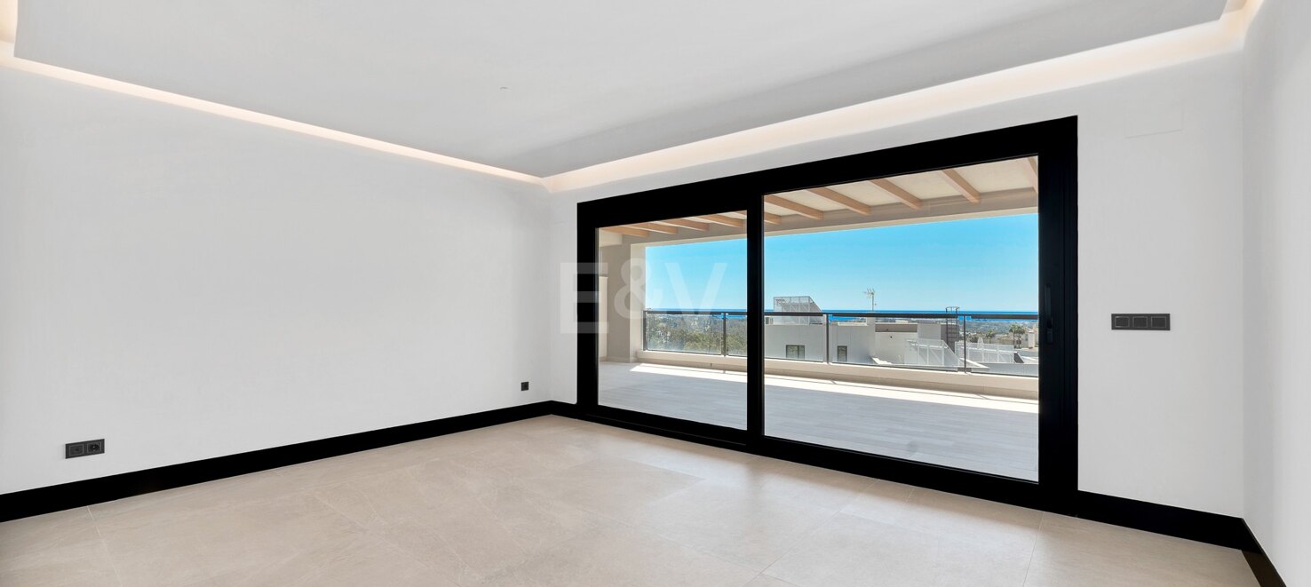 Luxury brand new apartment in Nueva Andalucia with open sea views