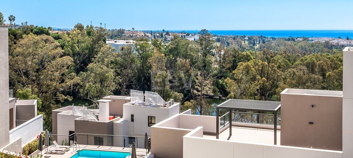 Luxury brand new apartment in Nueva Andalucia with open sea views