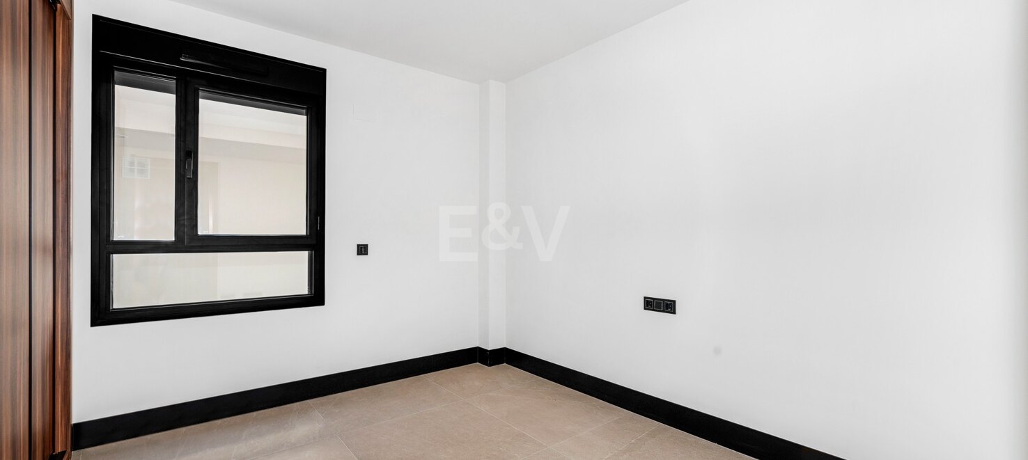 Luxury brand new apartment in Nueva Andalucia with open sea views