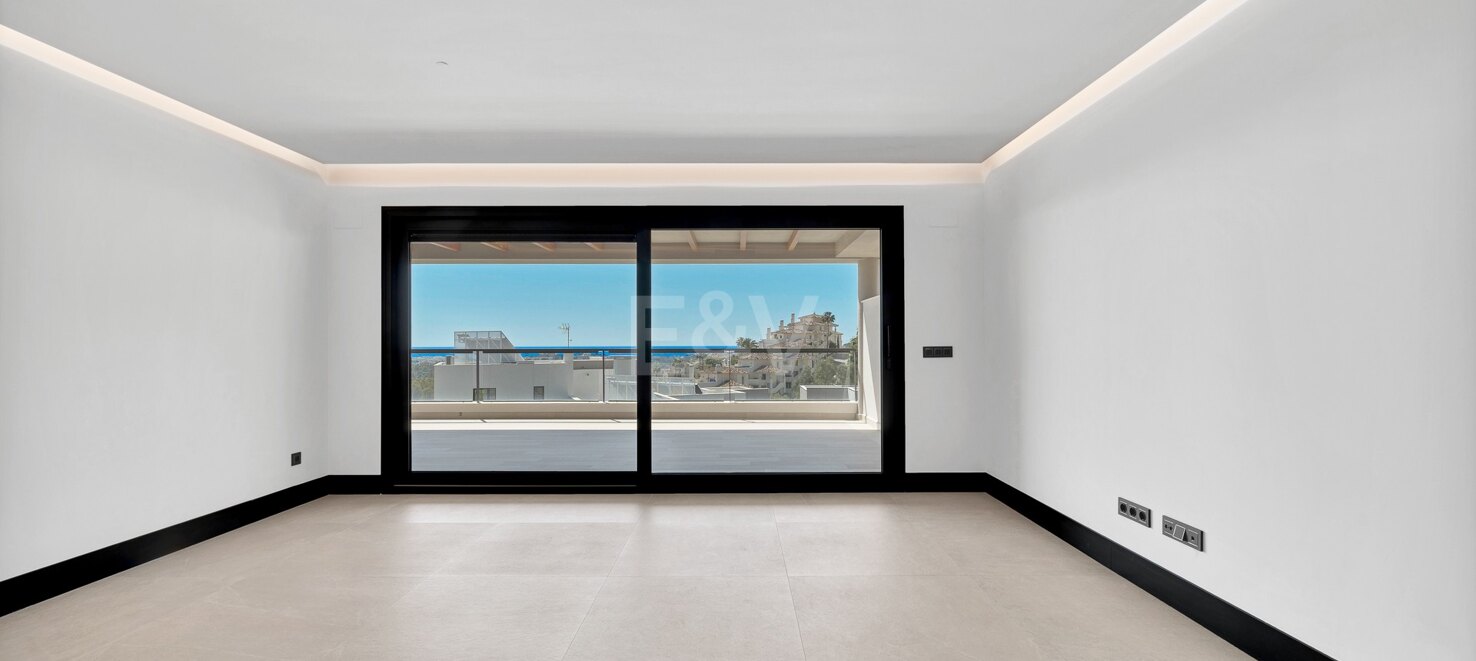 Luxury brand new apartment in Nueva Andalucia with open sea views