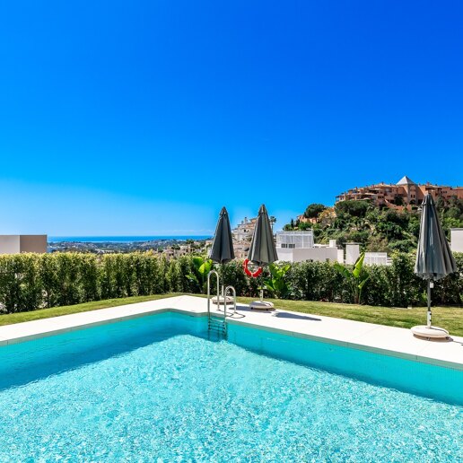 Luxury brand new apartment in Nueva Andalucia with open sea views
